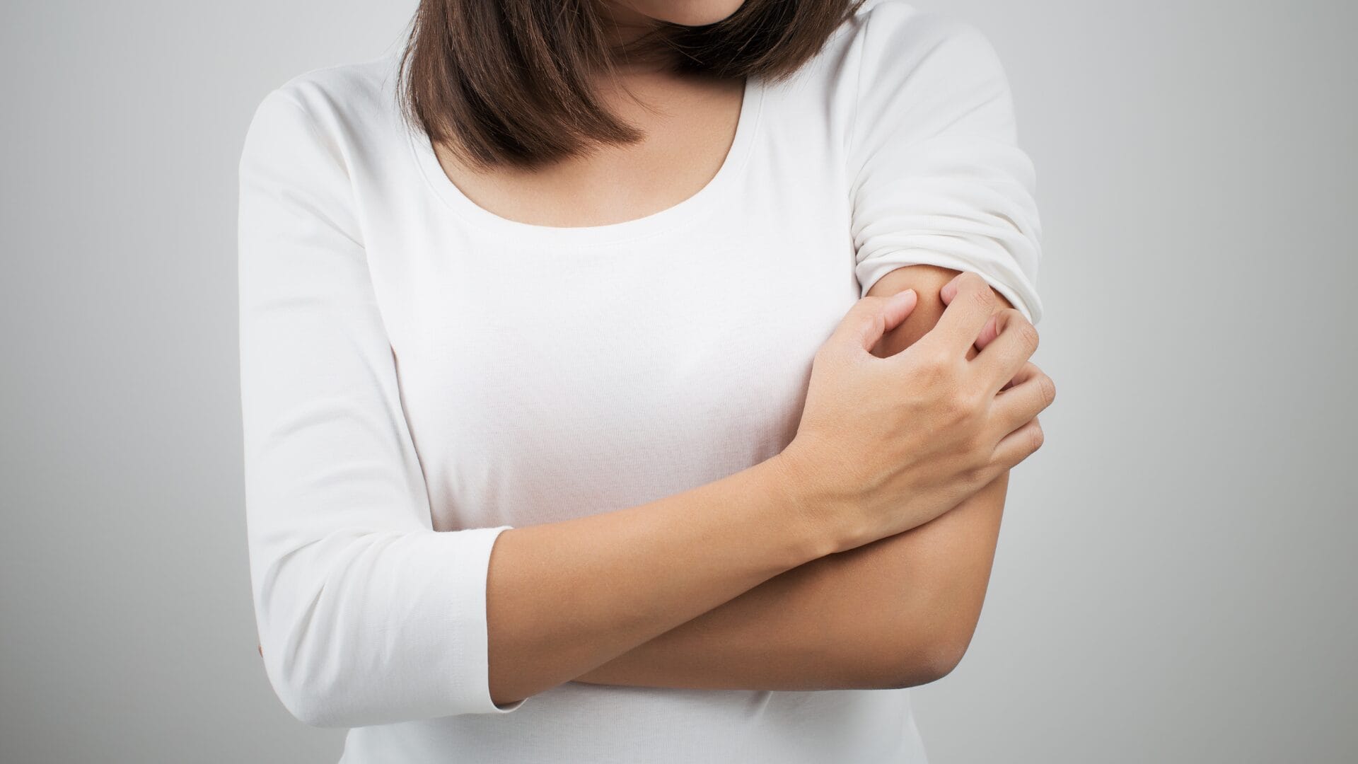 How to avoid contact dermatitis from gel nails?